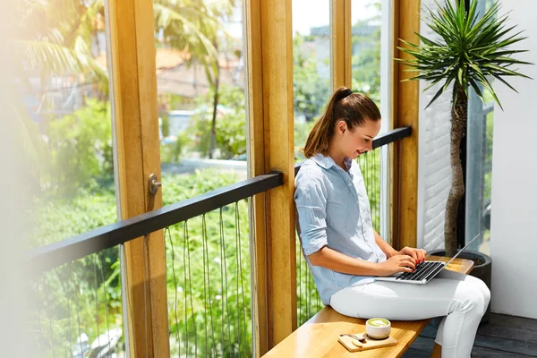 Serbest çalışma. Freelancer Kadın Laptop Bilgisayar Üzerinde Çalışıyor. Iş — Stok fotoğraf