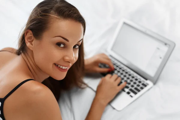 Mujer de compras en línea. Sonriente chica usando ordenador portátil en casa —  Fotos de Stock