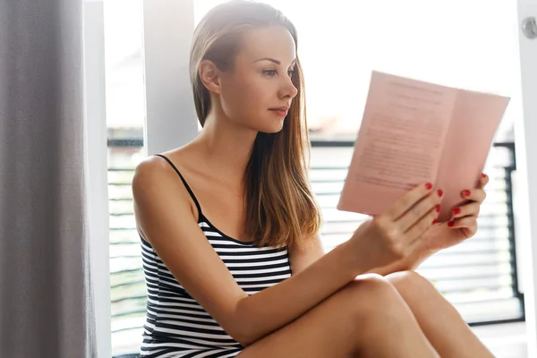 Reading Books. Woman Enjoying Book. Recreational Leisure Activity — Stock Photo, Image