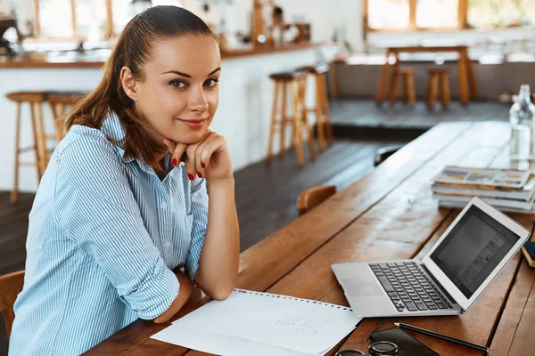 Tanulás, tanul. Laptop számítógép használata a Cafe, nő dolgozik — Stock Fotó
