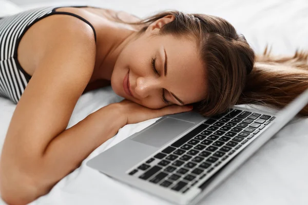 Mujer relajante con ordenador portátil en la cama. Freelancer Descanso. Tecnología — Foto de Stock