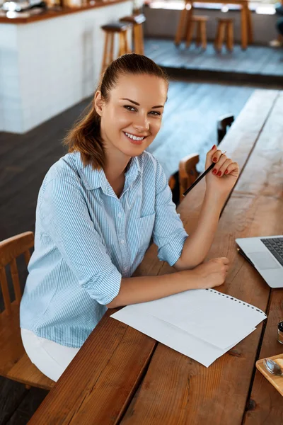 Aprendendo, estudando. Mulher usando computador portátil no café, trabalhando — Fotografia de Stock