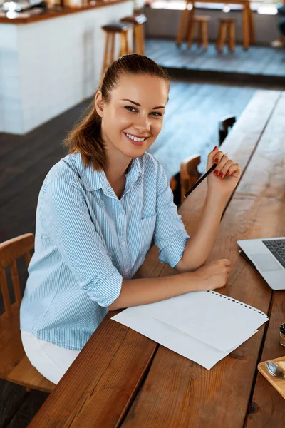 Apprendre, étudier. Femme utilisant un ordinateur portable au café, travail — Photo