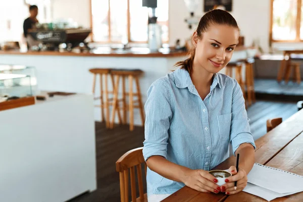 Affärs lunch. Friska leende kvinna äter soppa, arbetar på datorn — Stockfoto