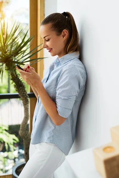 Teknologi Komunikasi. Perempuan Bisnis Menggunakan Telepon Seluler — Stok Foto