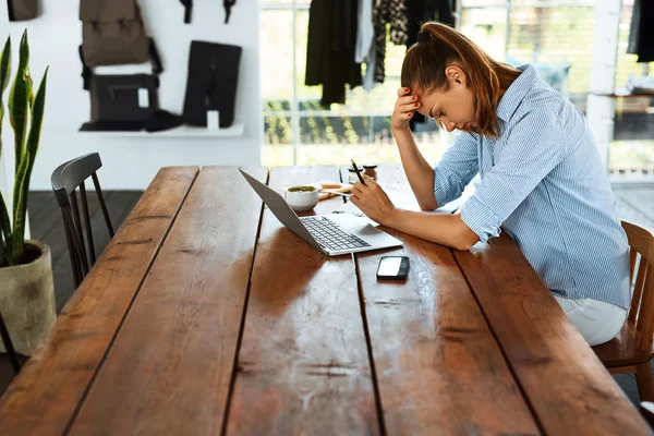 Stressz üzleti nő dolgozó laptop Computer. Fejfájás fájdalom — Stock Fotó