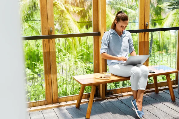 Serbest çalışma. Freelancer Kadın Laptop Bilgisayar Üzerinde Çalışıyor. Iş — Stok fotoğraf