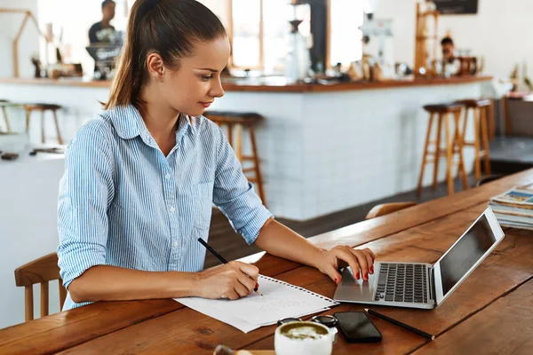 Leren, studeren. Vrouw met behulp van laptopcomputer in Cafe, werken — Stockfoto