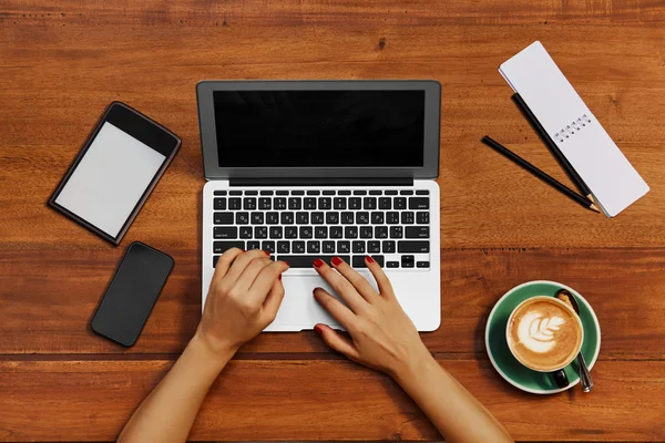 Computertechnologie. Freelancer vrouw te typen, werken bij Cafe. — Stockfoto