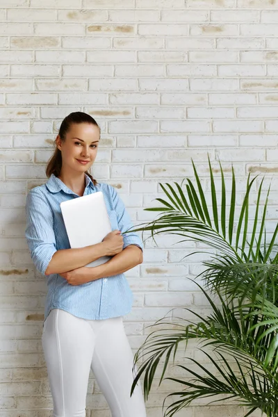 Geschäftsleute. Lächelnde Frau mit Laptop. freiberuflich tätig — Stockfoto