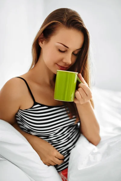 Pijte ranní čaj. Žena konzumní nápoj v posteli. Zdravý životní styl — Stock fotografie