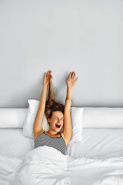 Morning Wake Up. Woman Waking Stretching In Bed. Healthy Lifestyle — Stock Photo, Image