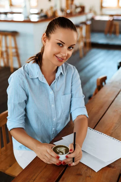 Almuerzo de negocios. Mujer sonriente sana comiendo sopa, trabajando en la computadora — Foto de Stock