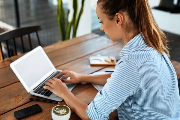 Mujer de negocios trabajando en la computadora en el café. Trabajo independiente, Comunicación — Foto de Stock