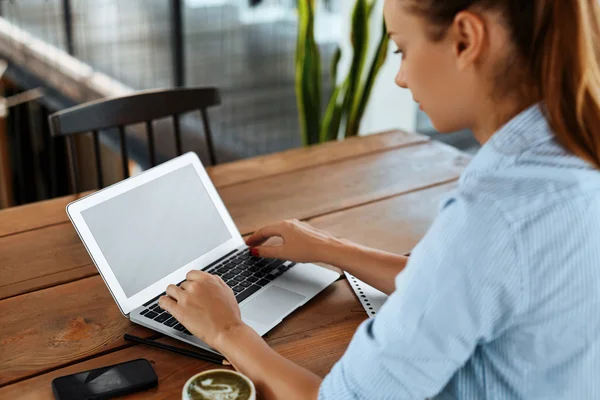 Kafede bilgisayar başında çalışan iş kadını. Serbest Çalışma, İletişim