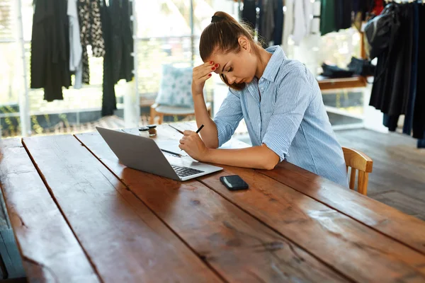 Stressz üzleti nő dolgozó laptop Computer. Fejfájás fájdalom — Stock Fotó