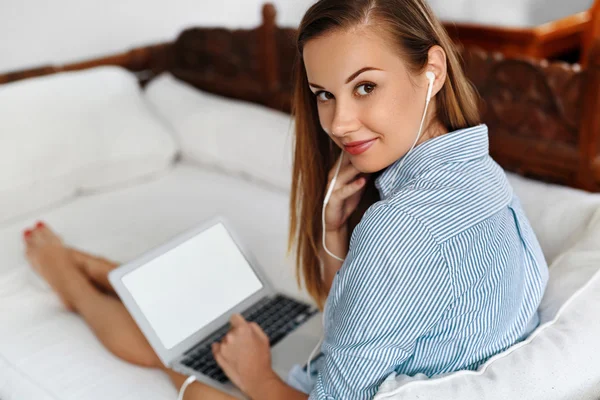 Donna d'affari che lavora, usando la casa del computer portatile. Comunicazione delle persone — Foto Stock