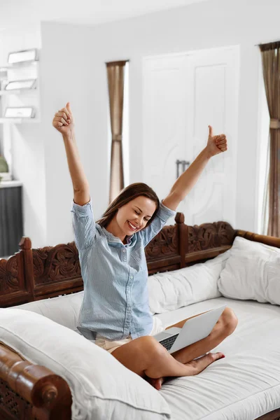 Éxito, ganar. Mujer Celebrando la Victoria, Trabajando con Computadora —  Fotos de Stock