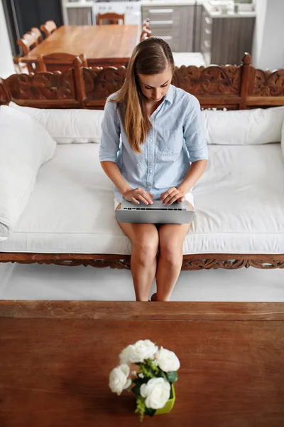 Kobieta korzystająca z laptopa domu komputera, relaks. Komunikacja — Zdjęcie stockowe
