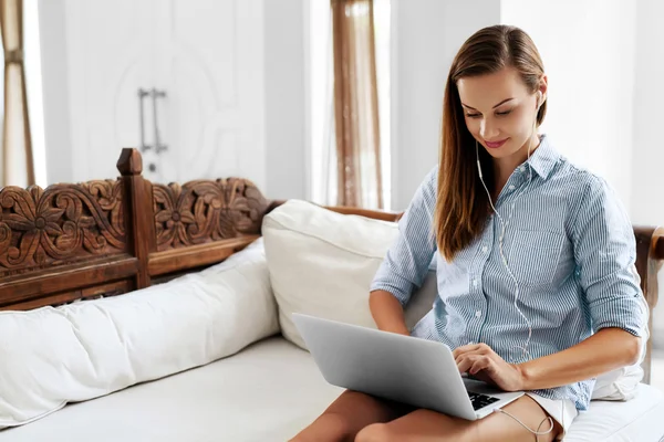 Comunicación por Internet. Mujer usando ordenador portátil, Trabajando — Foto de Stock