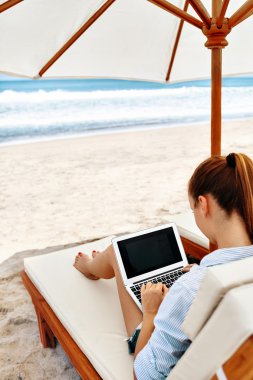 Online dizüstü bilgisayarda çalışan iş kadın 