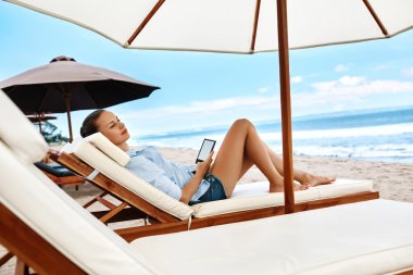  Okuma, sahilde rahatlatıcı kadın. 