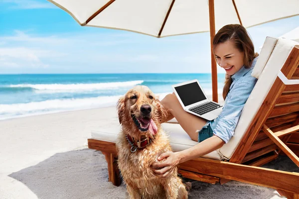 Woman Using Laptop, Relaxing By Sea. — Stock Photo, Image