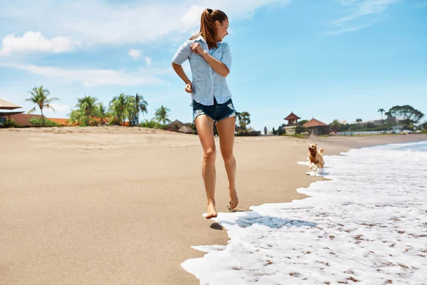 Mujer corriendo con perro . — Foto de Stock