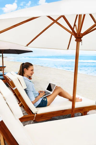 Business Woman Working Online On Beach. — Stock Photo, Image