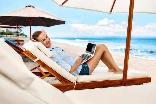 Woman Relaxing Using Computer On Beach. — Stock Photo, Image
