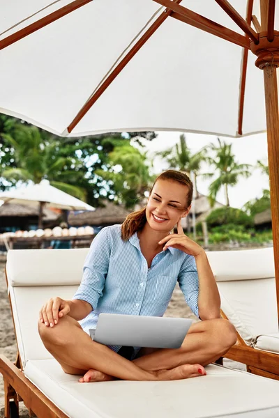 Mujer de negocios trabajando en línea en la playa . —  Fotos de Stock