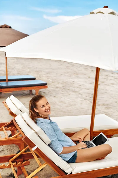 Woman Relaxing Using Computer On Beach. — Stock Photo, Image