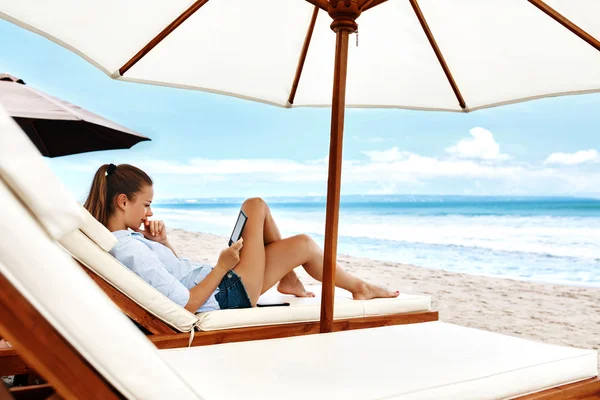 Woman Reading, Relaxing On Beach. — Stock Photo, Image