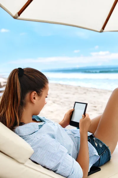 Woman Reading, Relaxing On Beach. — Stock Photo, Image