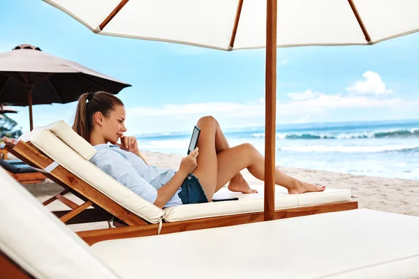 Woman Reading, Relaxing On Beach. — Stock Photo, Image