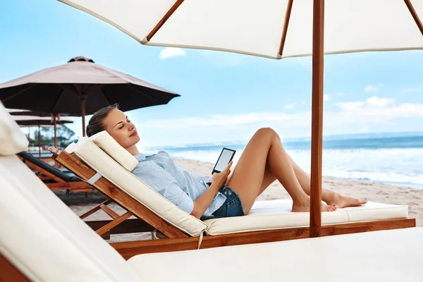 Woman Reading, Relaxing On Beach. — Stock Photo, Image