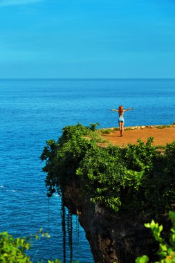 Doğa manzara. Kadın tropikal uçurum, deniz Rock Island üzerinde