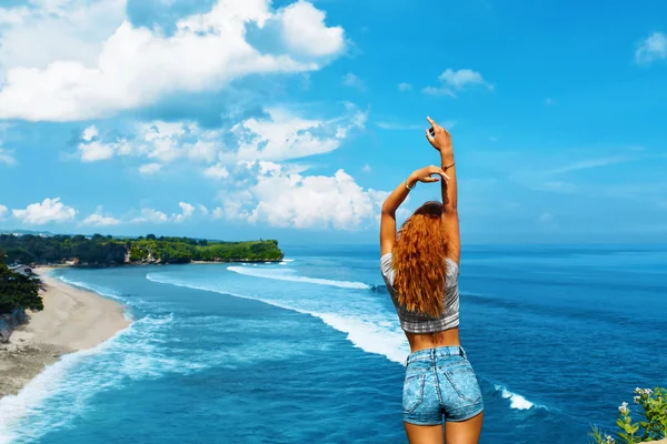 Letní cestování. Happy svobodná žena relaxační po moři. Koncept svobody — Stock fotografie
