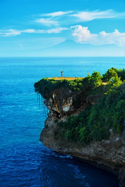 Natuur-landschap. Vrouw op tropische Cliff, Sea Rock op eiland — Stockfoto