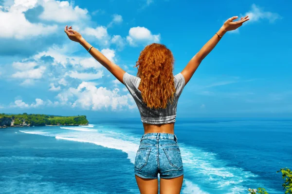 Viaje de verano. Feliz Mujer Libre Relajándose Junto al Mar. Concepto de libertad —  Fotos de Stock