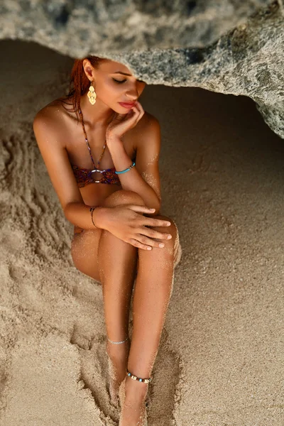 Γυναίκα στο μπικίνι χαλάρωση στην άμμο παραλία το καλοκαίρι. Διακοπές — Φωτογραφία Αρχείου