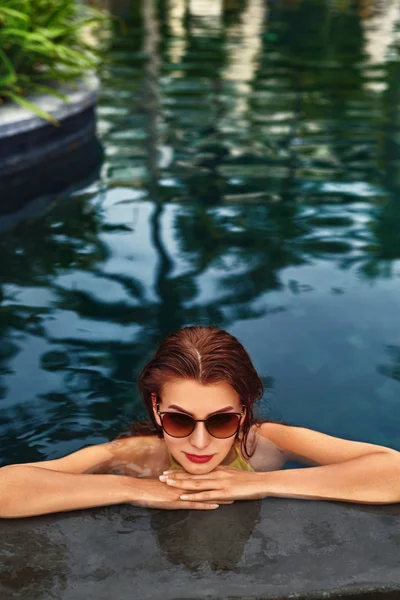 Mulher na piscina. — Fotografia de Stock