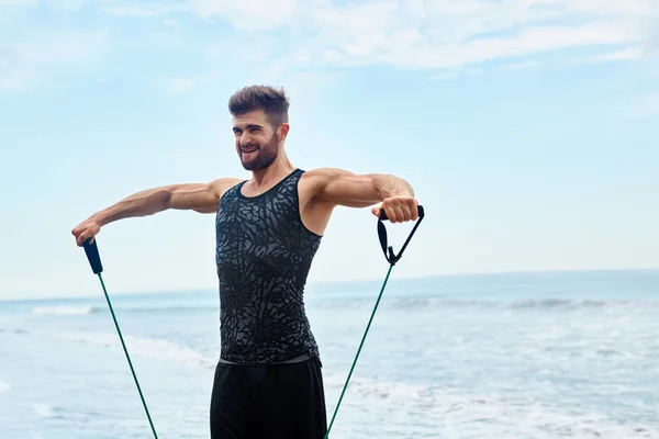 Mann, der im Freien trainiert, am Strand Sport treibt. Fitness — Stockfoto