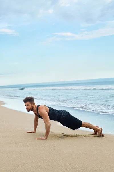 Un bărbat care face exerciții de împingere pe plajă. Body Exercising Concept — Fotografie, imagine de stoc