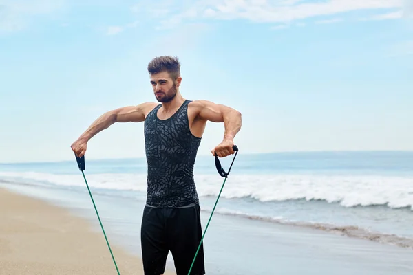 Desporto. Retrato de homem se exercitando na praia durante o treino ao ar livre — Fotografia de Stock