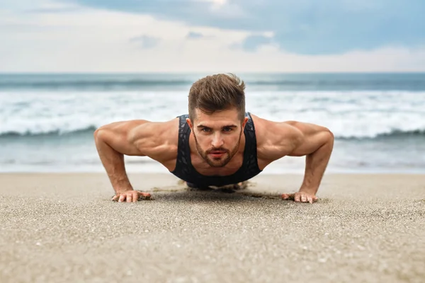 Hombre Ejercicio, Hacer Ejercicios Push Up en la playa. Entrenamiento Fitness — Foto de Stock