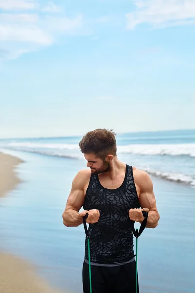 Hombre haciendo ejercicio al aire libre, haciendo ejercicio en la playa. Aptitud —  Fotos de Stock