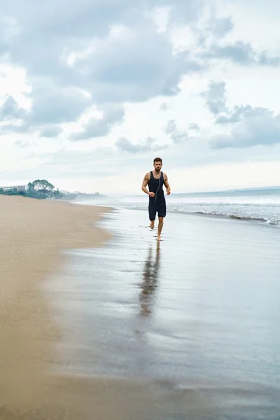 Man Running On Beach, Jogging During Outdoor Workout (em inglês). Desportos — Fotografia de Stock