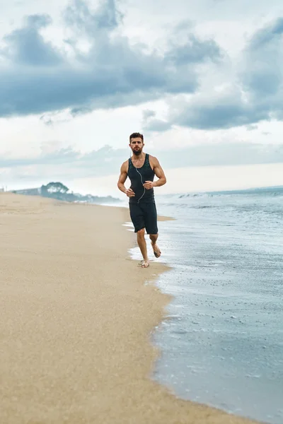 Hombre corriendo en la playa, trotando durante el entrenamiento al aire libre. Deportes —  Fotos de Stock