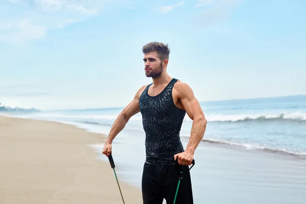 Hombre haciendo ejercicio al aire libre, haciendo ejercicio en la playa. Aptitud — Foto de Stock